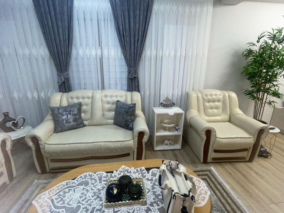 Vând Set canapele din piele de culoare alb/ crem extensibila