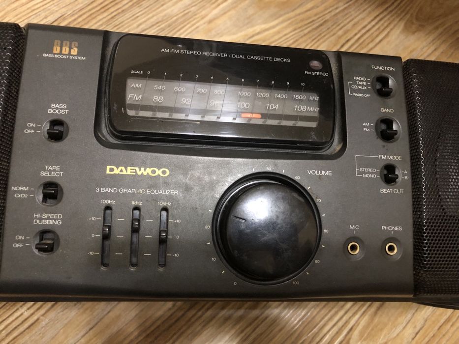 Продаются магнитофоны , колонки.