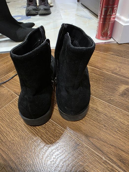 Срочно продам женские ботинки зашевые. Черного цвета
