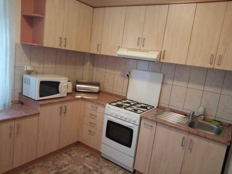 Inchiriez apartament 3 camere mobilat si utilat zona Decebal-Scala