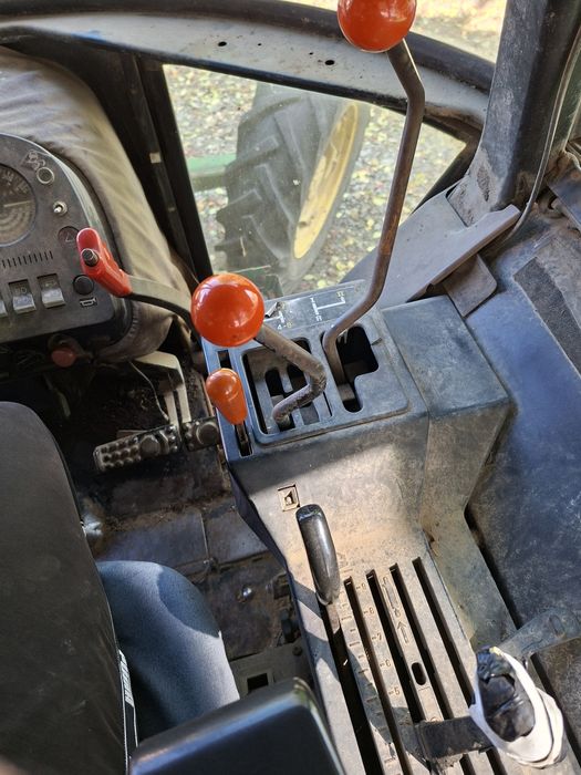 Vând john deere 3040