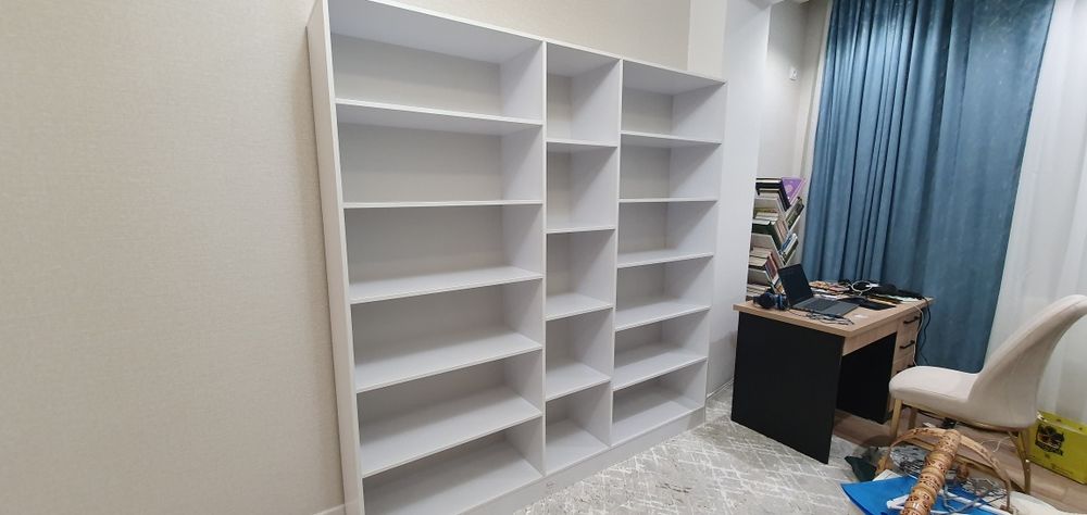 Kitoblar va buyumlar uchun maxsus javon