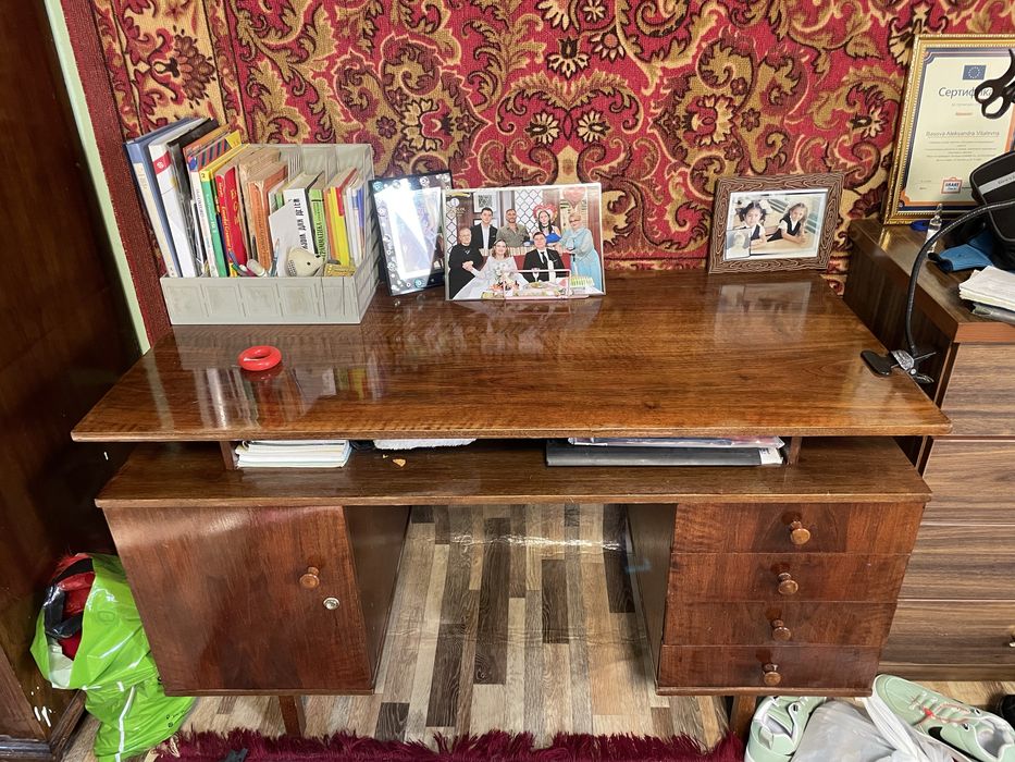 Продам не дорого.Стол для учебы