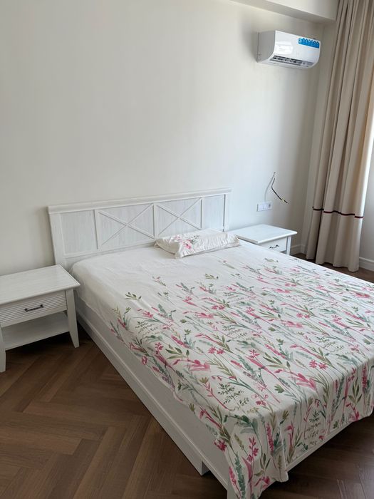 Продам кровать с тумбами АлинаиК