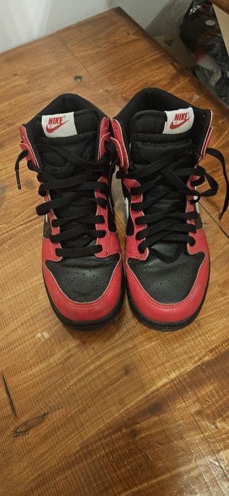 Nike Dunk rosu cu negru