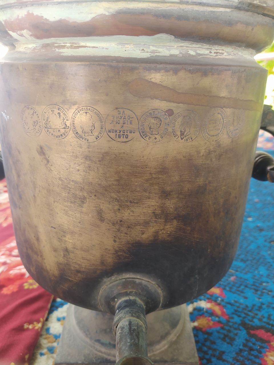 Qadimiy samavor 1870 yil 14 ta pechati bor