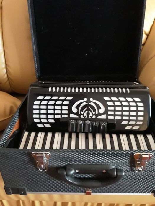 Vând acordeon Flame.