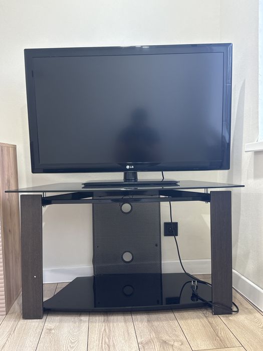 Продам телевизор LG и подставку в хорошем состоянии