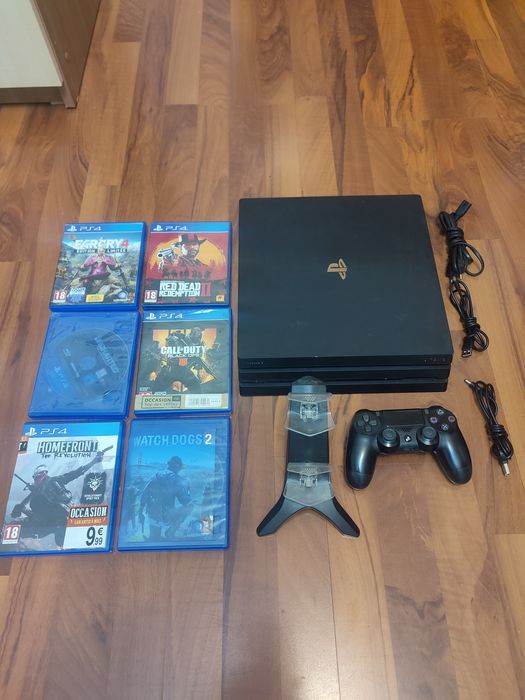 Vând PS4 PRO cu 2 TB statie de încărcare și 6 jocuri