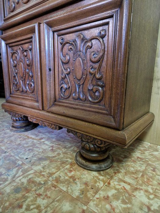 Шкаф барче масив с уникална дърворезба