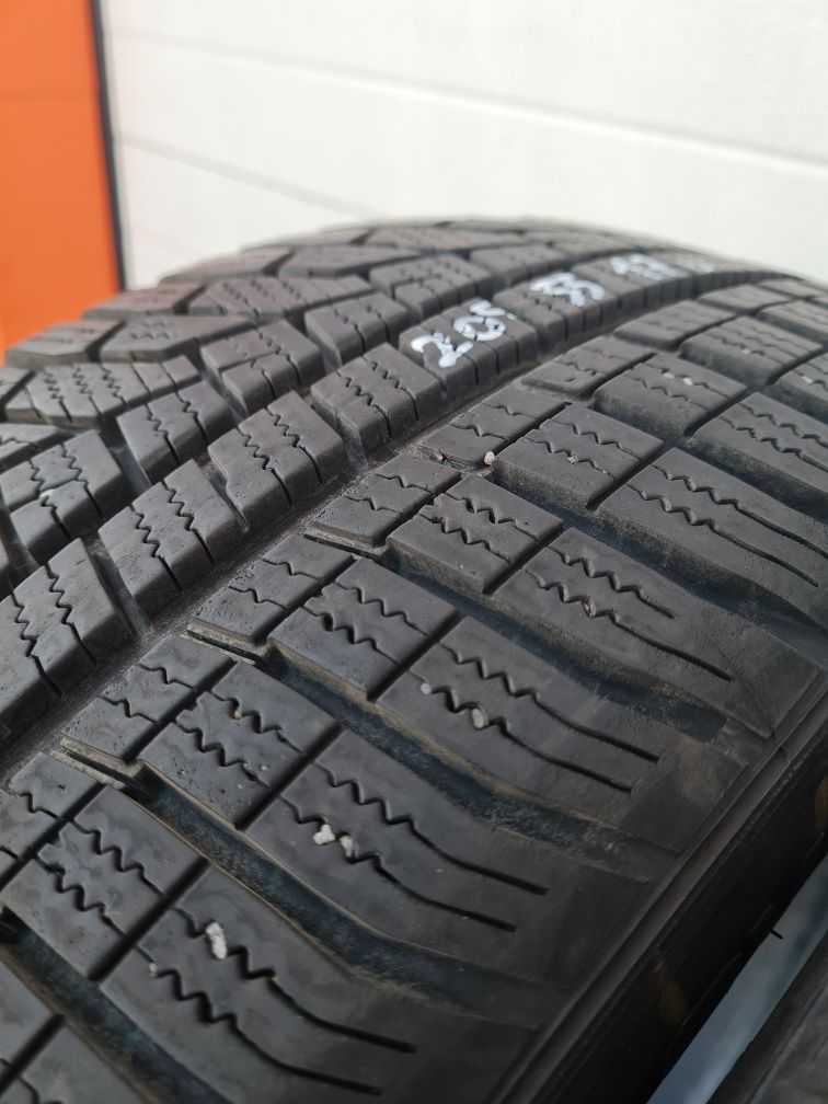 Зимни гуми 2 броя HANKOOK Winter Icept Evo2 205 55 R17 дот 2422