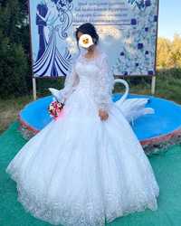 Продаётся свадебное платье  размер 42/44
Одевалось всего 1 раз
Красиво