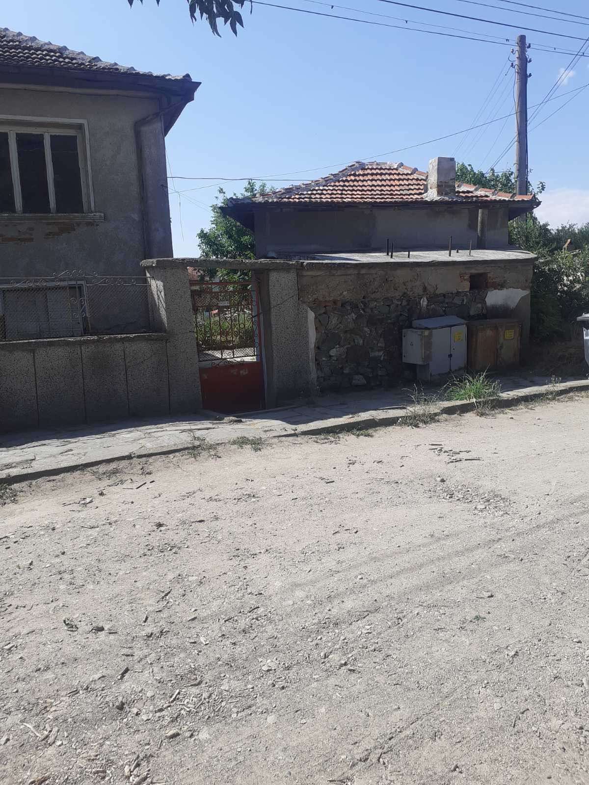 Двуетажна къща с двор 920 кв. село Дълбок извор община Първомай