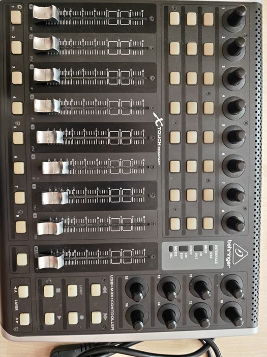 Midi контролер Behringer Xtouch Compact с моторизирани фейдъри