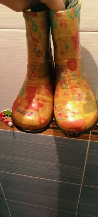 Продам резиновые сапожки на девочек