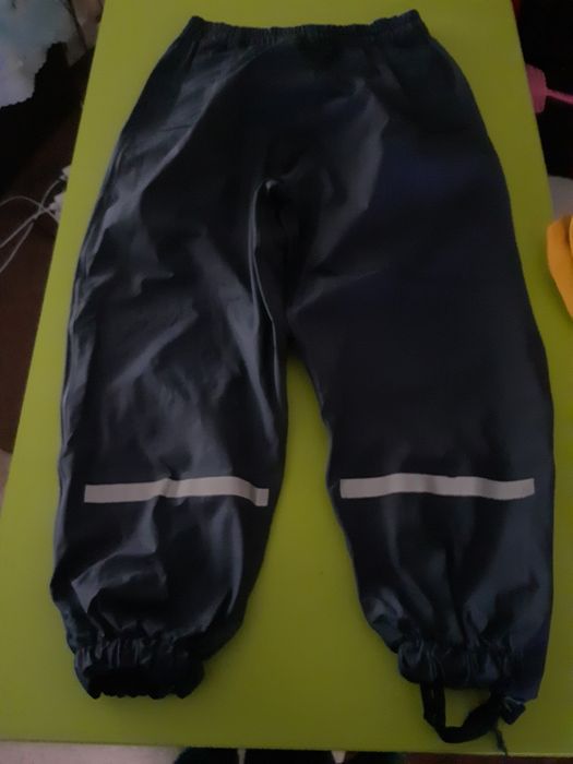 Căciulă,Pantaloni si geaca impermeabila.