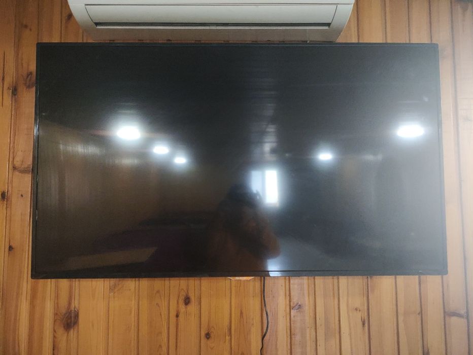 Большой смарт телевизор продам срочно