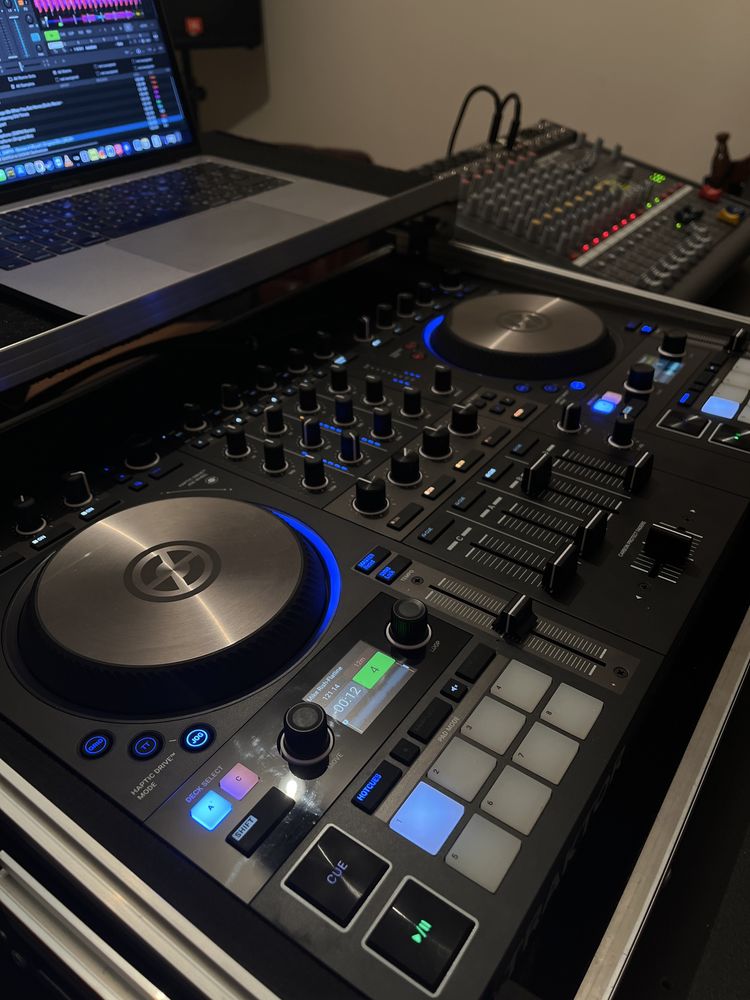 Traktor Kontrol S4 – Controller DJ Profesional