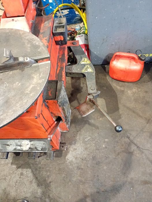 Италиянска машина за монтаж на гуми