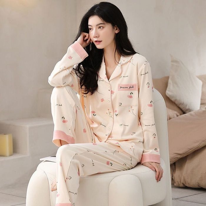 Женская пижама с нежным принтом.