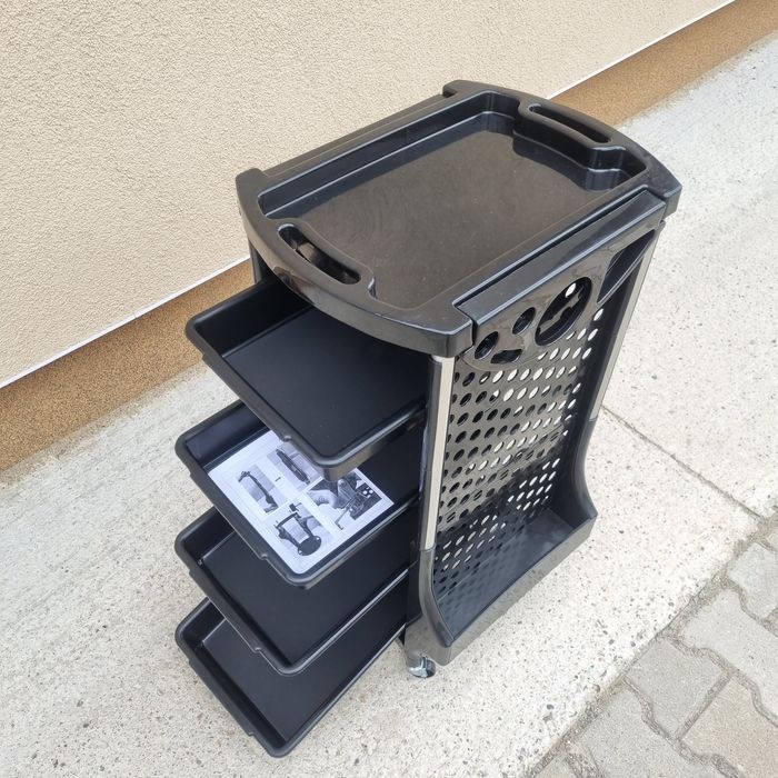 Vând Ucenic coafor, nou.