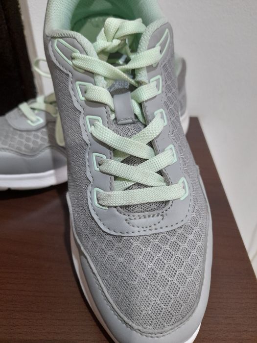 Slanzenger, adidași fete, mărimea 38,5/39, în stare foarte bună.