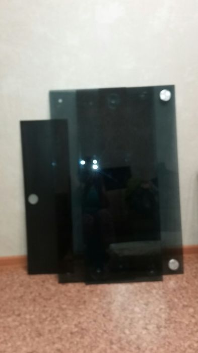 Стол стеклянный под телевизор в хорошем состоянии.