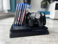 Vând PS4 Slim – 2 controllere + Dock încărcare + 5 jocuri!