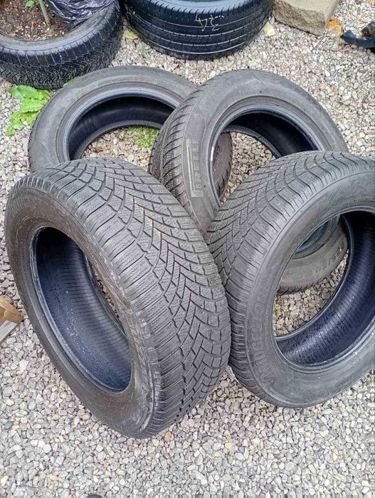 Зимни гуми 2 броя Pirelli и 2 броя  Bridgestone 225/60 R17 . 200лв.