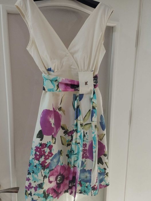 Красива флорална рокля с гол гръб