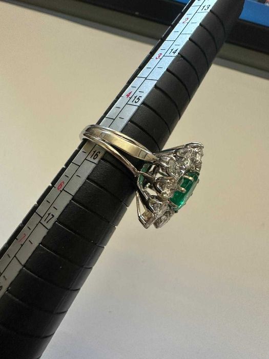 Inel din platină, decorat cu smarald și diamante