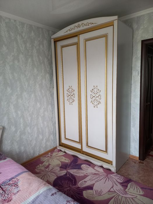 Срочно продам гарнитур.