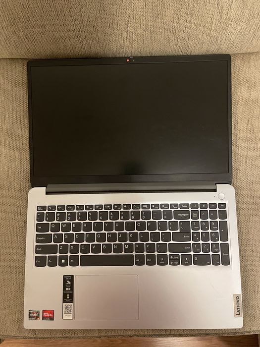 Laptop Lenovo cu procesor AMD Ryzen 5 7520u, budget, light gaming