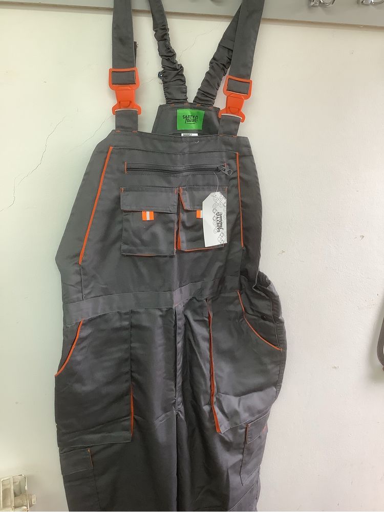 Pantaloni de salopeta si haină