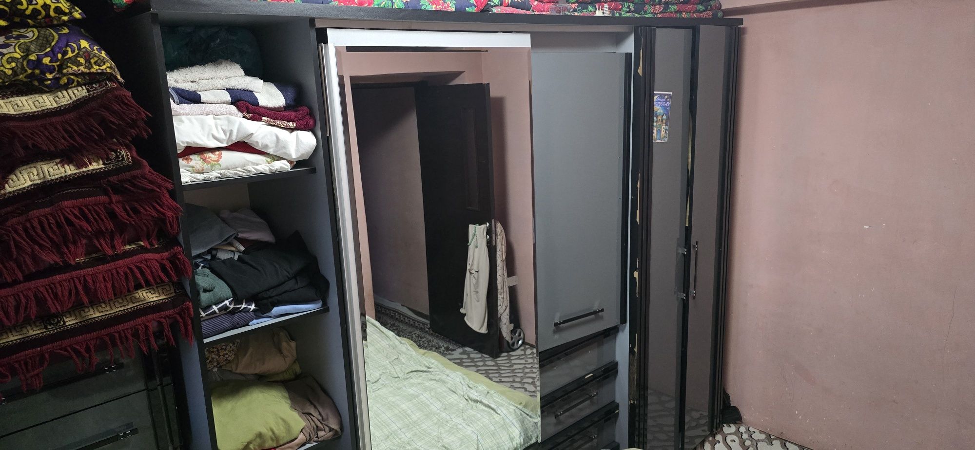 Bu Spalni mebel 2ta tumba va trimosi bilan