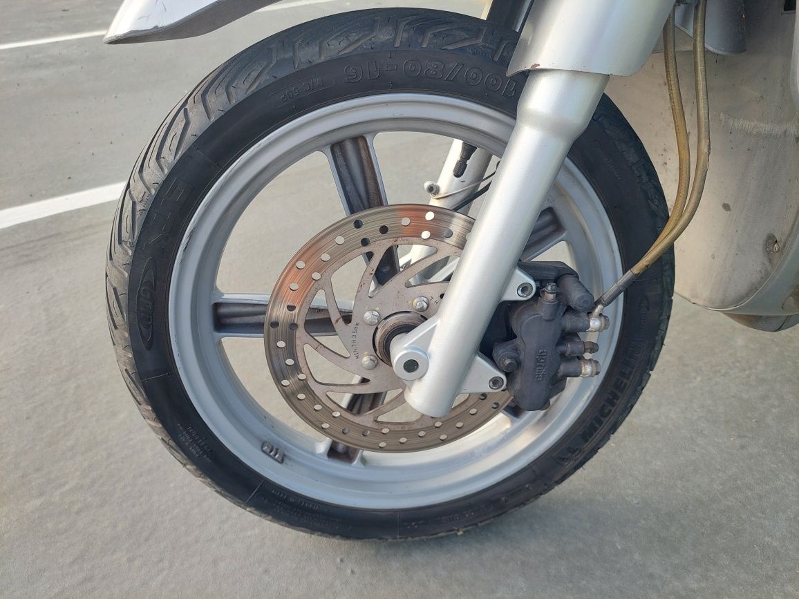 Scuter Aprilia Scarabeo 200 cc A2