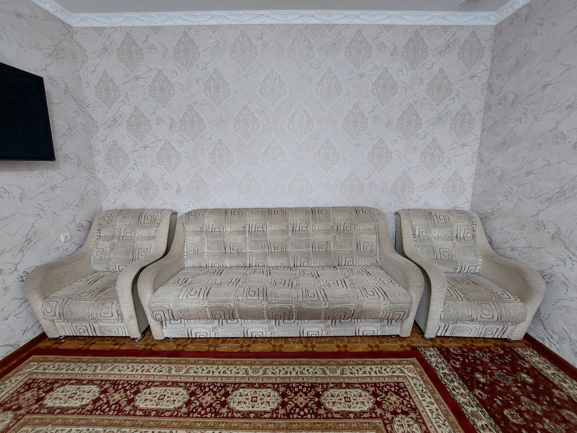 Продам диван с двумя креслами