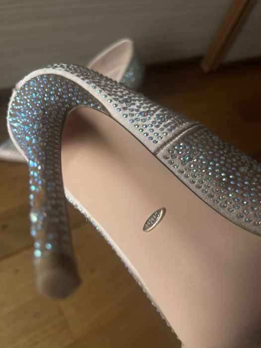 Обувки на висок ток-12 сантиметра на марката DeeZee. 39 номер