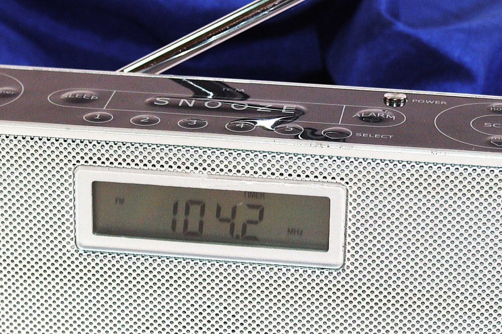 Radio Ceas TCM, Made in Germany, 220 V sau baterii, 4 lung. unda, NOU