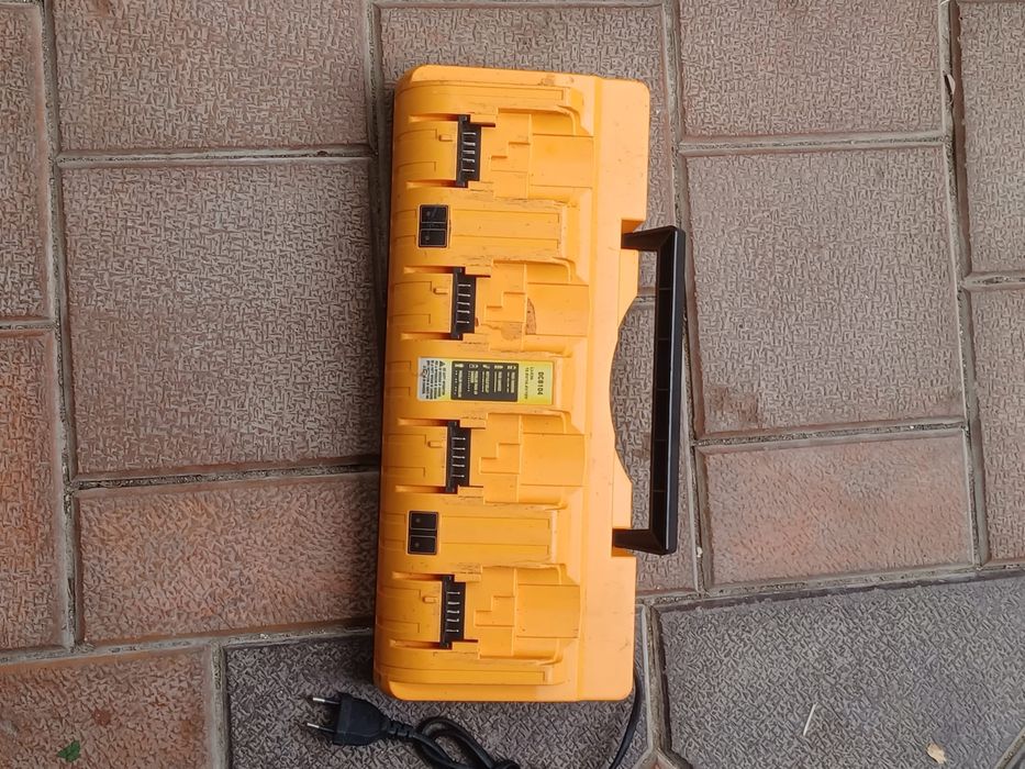 Încărcător DEWALT cu patru posturi