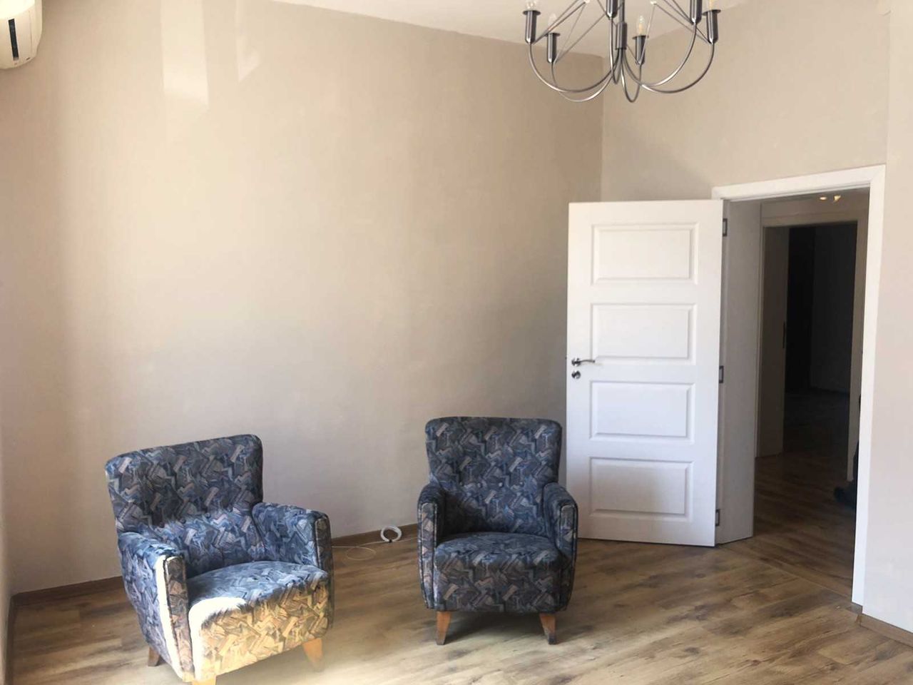 Дава се под наем Офис в София, Център - 80 кв.м за 700 € - Снимка #1