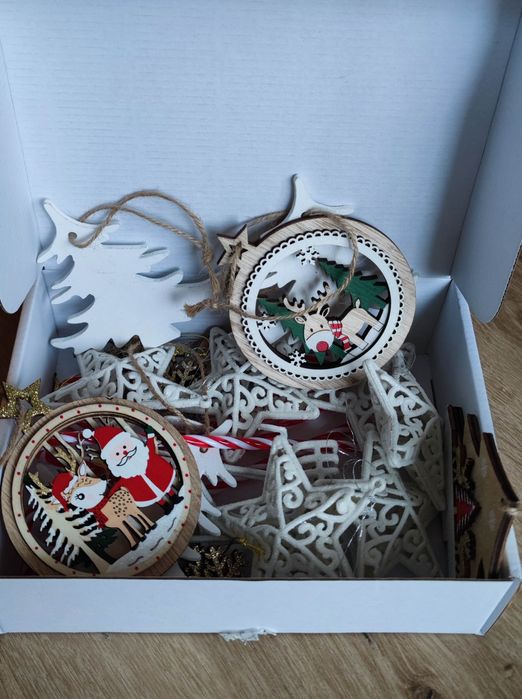 Коледна елха, коледна украса и лампички