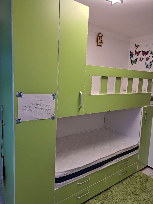 Mobila verde cu pat supraetajat