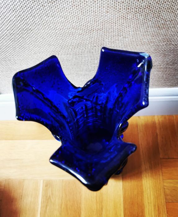 Антикварна кобалтово синя стъклена ваза ръчна духано стъкло орнаменти