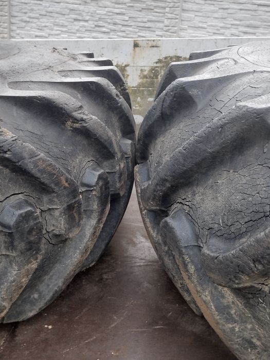 Vând 2 buc.cauciucuri 18,4/15/26