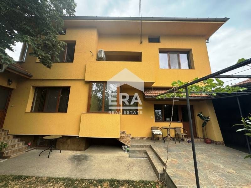 Страхотна семейна къща в с. Сандровo