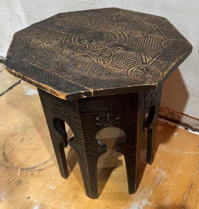 Masuta Vintage Stil Brancovenesc; Masuta rustica din lemn masiv