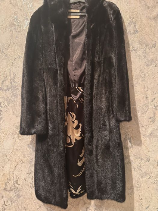 Продам норковую шубу, цвет черный бриллиант