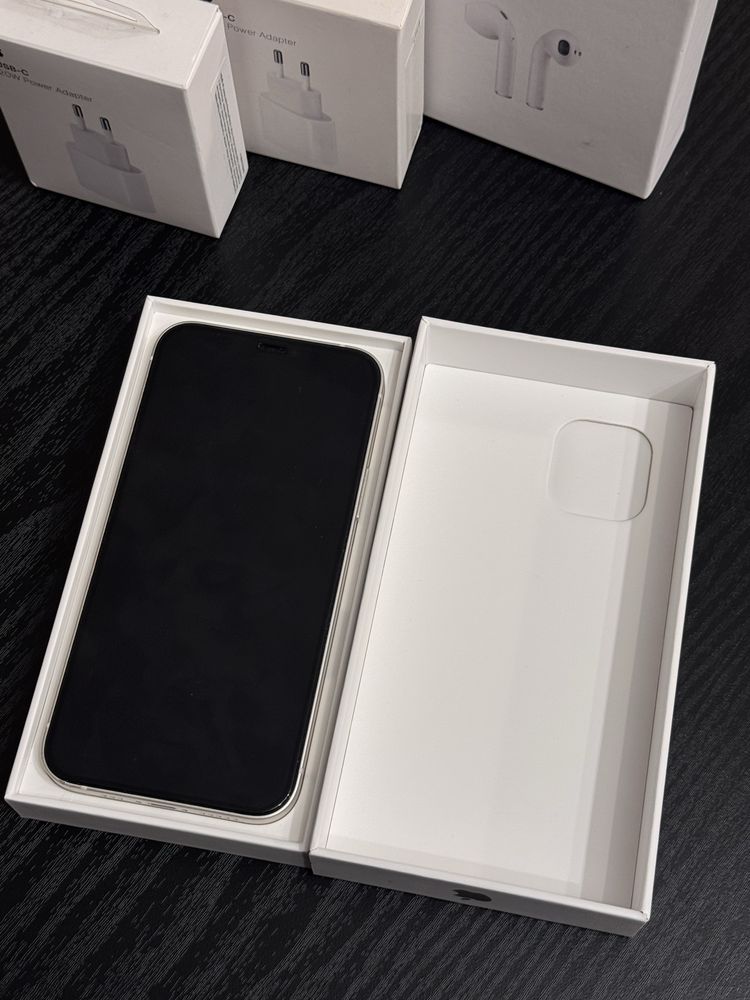 iPhone 12, бял, 64GB – много запазен + подарък!