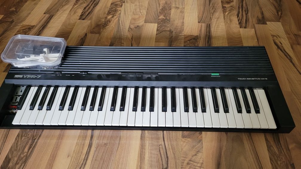 Pianina Yamaha portable piano yr-7